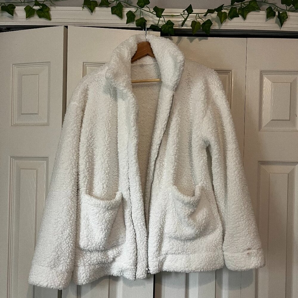 Fuzzy White Oversized Jacket with Pockets and Zipper